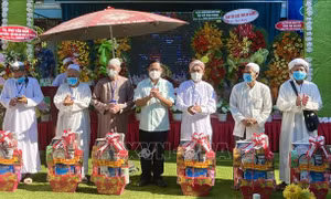 Ông Nguyễn Tiếc Hùng, Chủ tịch Ủy ban Mặt trận Tổ quốc Việt Nam tỉnh An Giang (thứ 4 trái qua) tặng quà chúc mừng các vị giáo cả, phó giáo cả Ban Quản trị các Thánh đường, Tiểu Thánh đường Hồi giáo Islam trên địa bàn tỉnh An Giang. Ảnh: Công Mạo-TTXVN
