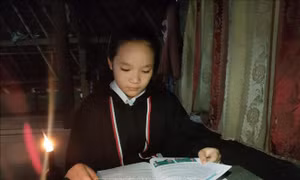 Được công nhận xã đạt chuẩn nông thôn mới, nhưng hơn 3 năm qua, các cháu học sinh ở 4 thôn vùng cao của xã Phương Tiến vẫn dùng đèn dầu để học bài. Ảnh: Minh Tâm-TTXVN