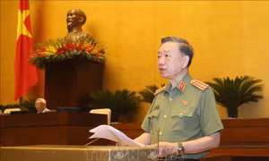 Bộ trưởng Bộ Công an Tô Lâm, thừa ủy quyền của Thủ tướng Chính phủ trình bày Tờ trình về dự án Luật Cư trú (sửa đổi). Ảnh: Doãn Tấn - TTXVN