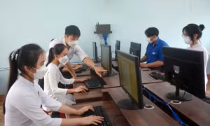 Thầy giáo trẻ Nguyễn Viết Lân hướng dẫn, giảng dạy, giúp học sinh dễ dàng tiếp thu bài học. Ảnh: Hoài Thu