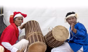 Khi diễn tấu, bao giờ trống Ghi-năng cũng đi thành một cặp và được đặt chéo nhau, người chơi ngồi dưới đất, kê trống lên đùi, một mặt trống tiếp đất được gõ bằng dùi, một mặt hướng lên trời được vỗ bằng tay. ẢNh: Nguyễn Thanh