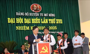 Các đại biểu bỏ phiếu bầu Ban chấp hành nhiệm kỳ mới. Ảnh: Cao Nguyên-TTXVN