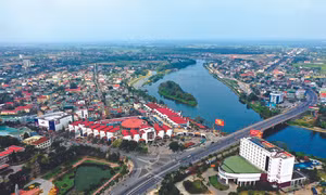 Sông Hiếu nằm giữa thành phố Đông Hà (Quảng Trị), vừa tạo nên vẻ đẹp cảnh quan vừa tạo đà phát triển kinh tế, văn hóa của địa phương. Ảnh: Hồ Cầu 