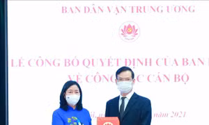Đồng chí Nguyễn Thị Thu Hoài, Bí thư Trung ương Đảng, Trưởng Ban Dân vận Trung ương trao quyết định cho đồng chí Triệu Tài Vinh. Ảnh: Phương Hoa – TTXVN