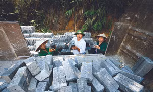 Cơ sở sản xuất gạch bê tông của gia đình ông Nguyễn Văn Hùng đem lại công ăn việc làm thường xuyên cho bà con đồng bào dân tộc Mường. Ảnh: An Nhiên