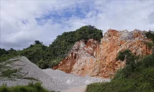 Hiện trường nơi tiêu hủy vật liệu nổ công nghiệp hết hạn tại mỏ đá Căng A, bản Liên Hợp xã Pắc Ta. Ảnh: Quý Trung – TTXVN