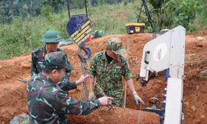 Lực lượng của Bộ Chỉ huy Quân sự tỉnh Quảng Trị tiến hành xử lý an toàn quả bom lớn. Ảnh: TTXVN phát