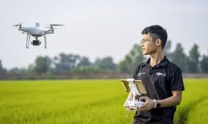 Anh Nguyễn Văn Thiên Vũ trực tiếp tới hiện trường để theo dõi hoạt động của những chiếc máy bay không người lái. Ảnh: TTXVN phát