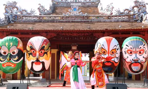 Trung tâm Bảo tồn Di tích Cố đô Huế phối hợp với Trung tâm Festival Huế tổ chức chương trình “Ngàn xưa âm vọng” - Lễ rước mặt nạ Tuồng, mang đến một lễ hội đường phố vui tươi và những trải nghiệm thú vị về loại hình nghệ thuật tuồng cổ của Huế. Ảnh: Đỗ Tr