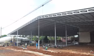 Một kho, vựa sầu riêng đang được xây dựng tại xã Ea Kênh, huyện Krông Pắc vi phạm liên quan đến xây dựng sai giấy phép đang trong quá trình xử lý vi phạm hành chính. Ảnh: Tuấn Anh – TTXVN