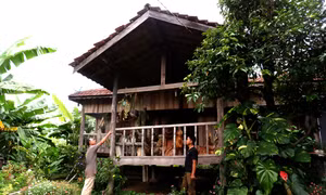 Anh A Nhưk, làng Kon Xăm Lũ giới thiệu về ngôi nhà sàn của người Ba Na. Ảnh: D.Đ.N