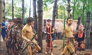 Không khí lễ hội trở nên sôi động khi những Bram (hồn ma) thân thể phủ đầy bùn đất, đeo mặt nạ chạy ra đón linh hồn người mất về với Atâu (tổ tiên). Ảnh: Diễm Quỳnh