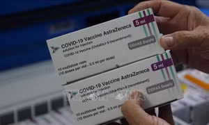 CDC Cần Thơ tiếp nhận vaccine. Ảnh: TTXVN phát