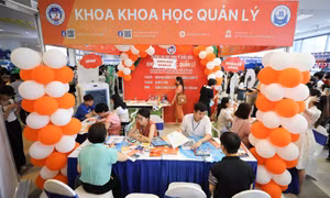 Phụ huynh, học sinh tìm hiểm thông tin, nghe tư vấn về đào tạo của Trường đại học Kinh tế Quốc dân trong Ngày hội tư vấn tuyển sinh hướng nghiệp. Ảnh: Thanh Tùng - TTXVN