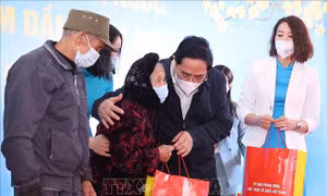 Thủ tướng Phạm Minh Chính tặng quà Tết cho người hoàn cảnh khó khăn tại Thanh Hoá. Ảnh: Dương Giang-TTXVN