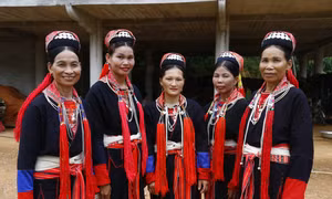 Màu đỏ đặc trưng trên trang phục phụ nữ Dao Thanh Y. Ảnh: Nam Sương - TTXVN