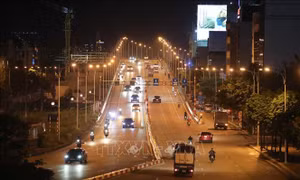 Sau khi dỡ bỏ chốt kiểm soát tại chân cầu Vĩnh Tuy, hướng đi Minh Khai (quận Hai Bà Trưng), tối 16/9 các phương tiện lưu thông bình thường. Ảnh: Thanh Tùng – TTXVN