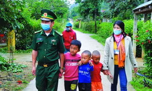 Cán bộ, chiến sĩ biên phòng và giáo viên Trường tiểu học Nhâm, xã Quảng Nhâm, huyện A Lưới (Thừa Thiên - Huế) về từng bản làng để vận động học sinh là con em đồng bào dân tộc đi học trở lại sau thời gian nghỉ học do ảnh hưởng của dịch bệnh COVID-19. Ảnh: 