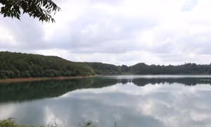 Phong cảnh hoang sơ của khu du lịch Biển Hồ thu hút rất nhiều du khách đến khám phá. Ảnh: Hồng Điệp – TTXVN