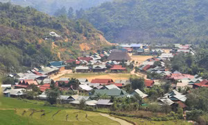 Bên cạnh việc chú trọng hạ tầng giao thông, huyện Tây Giang còn dành phần lớn nguồn lực để sắp xếp dân cư, ổn định đời sống đồng bào dân tộc. Ảnh: Khánh Nguyên