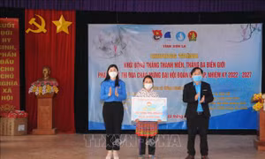 BTC tặng nhà Đại đoàn kết cho bà Mùa Thị Chia, bản Láy, xã Tân Xuân, huyện Vân Hồ. Ảnh: Quang Quyết-TTXVN