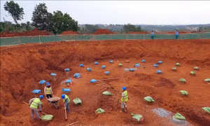 Một trụ điện gió (công suất hơn 3,7MW) đang được triển khai xây dựng tại xã Thuận Hà, huyện Đắk Song, tỉnh Đắk Nông. Ảnh: Ngọc Minh – TTXVN
