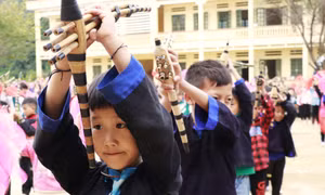 Học sinh tập múa khèn tai trường phổ thông dân tộc bán trú Tiểu học và Trung học cơ sở Kim Nọi, huyện Mù Cang Chải. Ảnh: Tuấn Anh-TTXVN