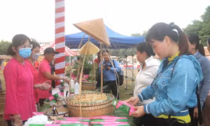 Người dân trải nghiệm các gian hàng ẩm thực. Ảnh: Thanh Hoà – TTXVN