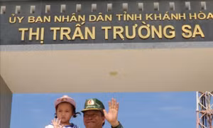 Thiếu tướng, Phó Giáo sư, Tiến sỹ, Thầy thuốc Nhân dân, nhạc sỹ Nguyễn Hồng Sơn - Giám đốc Bệnh viện Quân y 175 và một công dân nhỏ tuổi tại thị trấn Trường Sa (tháng 5/2021). Ảnh: Sỹ Tuyên – TTXVN