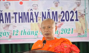 Thượng tọa Sơn Ngọc Huynh, Phó Ban trị sự Phật giáo Việt Nam tỉnh Vĩnh Long, Chủ tịch Hội Đoàn kết Sư sãi yêu nước tỉnh phát biểu tại buổi họp mặt. Ảnh: Lê Thúy Hằng – TTXVN
