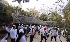 Học sinh tham quan ngôi nhà tranh đơn sơ của cụ Phó bảng Nguyễn Sinh Sắc - thân sinh ra Chủ tịch Hồ Chí Minh tại làng Sen, nay thuộc xã Kim Liên, huyện Nam Đàn. Ảnh: Nguyễn Việt