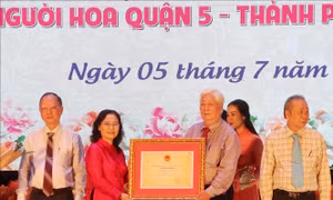 Phó Bí thư Thành ủy TP. Hồ Chí Minh Nguyễn Thị Lệ trao bằng Di sản văn hoá phi vật thể quốc gia cho nhóm Hội quán người Hoa. Ảnh: Thu Hương – TTXVN
