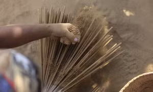 Công đoạn nhào nặn que hương theo phương pháp thủ công ở Phia Thắp. Ảnh: An Thành Đạt