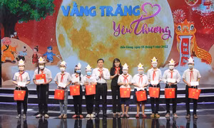 Các em thiếu nhi nhận quà trung thu tại chương trình. Ảnh: Hồng Thái – TTXVN