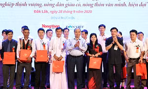 Thủ tướng Nguyễn Xuân Phúc tặng quà cho các nông dân tham gia đối thoại. Ảnh: Thống Nhất