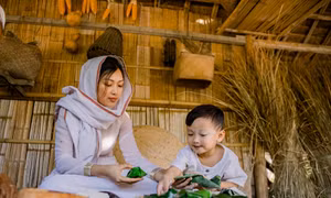 Mẹ con người Chăm cùng làm bánh truyền thống