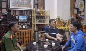 Anh Phạm Văn Lương (ngoài cùng bên phải) chia sẻ về quá khứ lầm lỗi và hành trình hoàn lương của bản thân. Ảnh: Hoài Thu – TTXVN