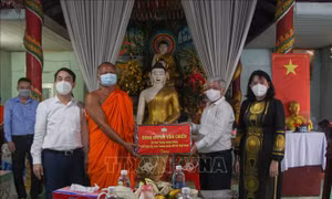 Chủ tịch Ủy ban Trung ương Mặt trận Tổ quốc Việt Nam Đỗ Văn Chiến tặng quà chúc Tết Chôl Chnăm Thmây 2022 đến Hội Đoàn kết sư sãi yêu nước tỉnh. Ảnh: Hồng Thái – TTXVN