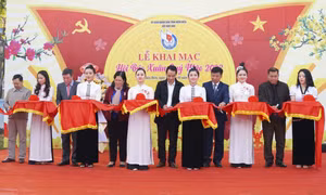 Đại biểu cắt băng khai mạc Hội báo Xuân Quý Mão 2023. Ảnh: Xuân Tư – TTXVN