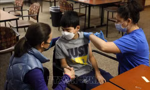 Tiêm vaccine ngừa COVID-19 cho một em nhỏ tại Bloomfield Hills, bang Michigan, Mỹ ngày 13/5/2021. Ảnh: AFP/TTXVN