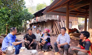 Cán bộ xã Nậm Manh kết hợp với trưởng bản Nậm Nàn thường xuyên xuống các hộ gia đình tuyên truyền cho đồng bào nâng cao cảnh giác, không nghe theo kẻ xấu dụ dỗ di cư đi nơi khác làm mất an ninh trật tự tại địa phương. Ảnh: Quý Trung