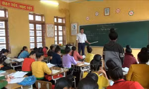 Bình quân mỗi lớp học xóa mù chữ từ 40 - 50 người tham gia. Ảnh: Nguyễn Chiến - TTXVN