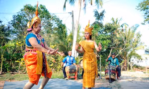 Một buổi tập luyện của Đoàn Nghệ thuật Rô-băm Reasmei Bưng Chông tại gia đình bà Lâm Thị Hương ở ấp Bưng Chông, xã Tài Văn, huyện Trần Đề (Sóc Trăng). Ảnh: Phúc Thanh