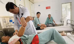Bệnh nhân P.T.D. tự ý đáp lá cây lên vết thương để điều trị bệnh theo bài thuốc dân gian dẫn đến áp xe, nhiễm trùng nặng đang được theo dõi, điều trị tại Bệnh viện đa khoa Thống Nhất. Ảnh: Lê Xuân-TTXVN