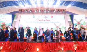 Các đại biểu thực hiện nghi lễ khởi công dự án. Ảnh: Tuấn Anh – TTXVN