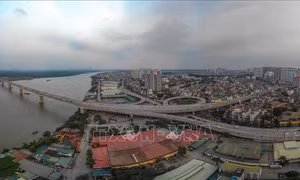 Cầu Vĩnh Tuy bắc qua Sông Hồng nối quận Long Biên và Hà Bà Trưng, được khánh thành năm 2010. Ảnh: Phạm Tuấn Anh - TTXVN