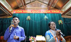 Những bài hát ca ngợi Chúa được chính đồng bào hát trong mỗi buổi sinh hoạt điểm. Ảnh: Nhật Anh – TTXVN