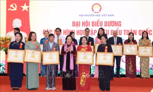 Chủ tịch Hội Khuyến học Việt Nam Nguyễn Thị Doan trao Bằng khen cho các đơn vị thuộc tỉnh Bắc Kạn. Ảnh: Hoàng Hiếu – TTXVN