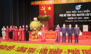 Lãnh đạo tỉnh Thái Nguyên tặng hoa và cờ cho Hội liên hiệp phụ nữ tỉnh Thái Nguyên. Ảnh: Trần Trang – TTXVN