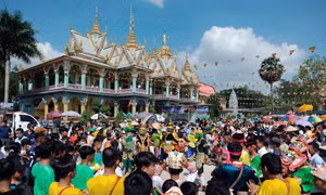 Lên chùa Som Rong dự lễ dâng y Kathina